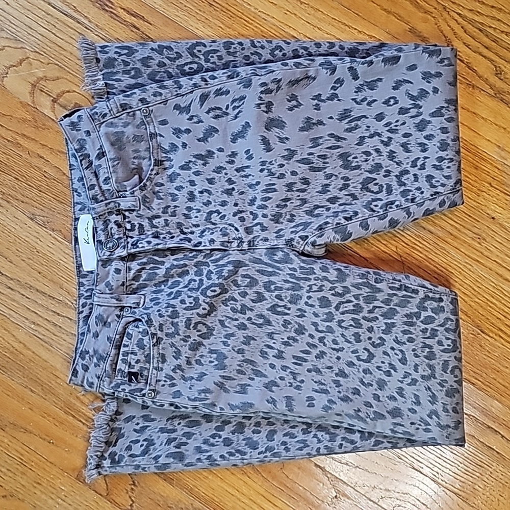 KanCan size 5/26 gray leopard print jeans